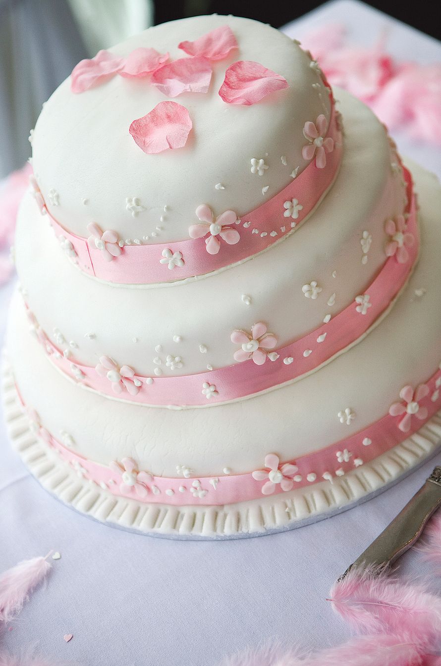Классический белоснежный свадебный торт из  сахарными цветами и бусинками и цветами, с дополнением их розовых лент  - фото 1966391 Студия создания свадеб "Miss MakTi"