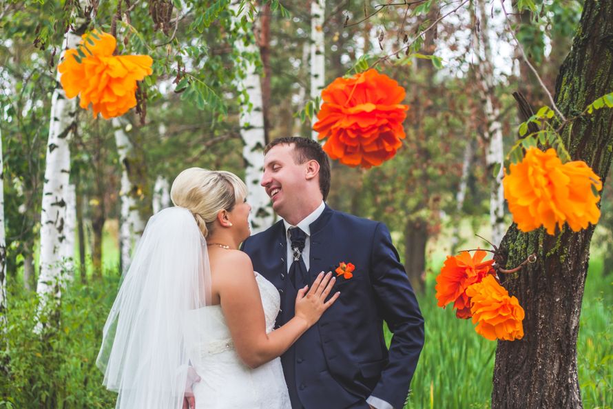 Невеста и жених среди жёлтых и оранжевых декоративных подвесных цветов - фото 2019702 Фотограф Юлия Шумилова-Юрова