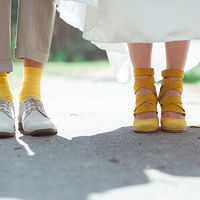 Образ жениха: носки в цвет туфелек невесты. :-)