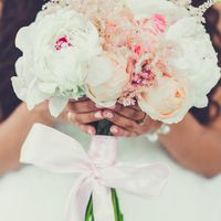 Букет невесты из пионов и роз