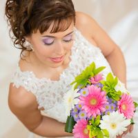 Образ невесты с букетом невесты из розовых и белых гербер
