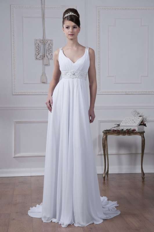 Невеста в прямом платье цвета айвори в греческом стиле с  лифом с драпировкой на бретелях, с V-вырезом  - фото 2373920 BagIra064