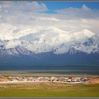 Киргизия. Аил на фоне Памиро-Алая