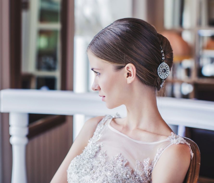 Невеста с прической из волос, скрученных в вертикальный пучок, с заколкой - фото 3248713 Невеста01