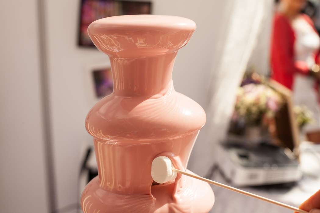 Шоколадный фонтан с розовым клубничным шоколадом - фото 2182164 Свадебное агентство "Black&White"