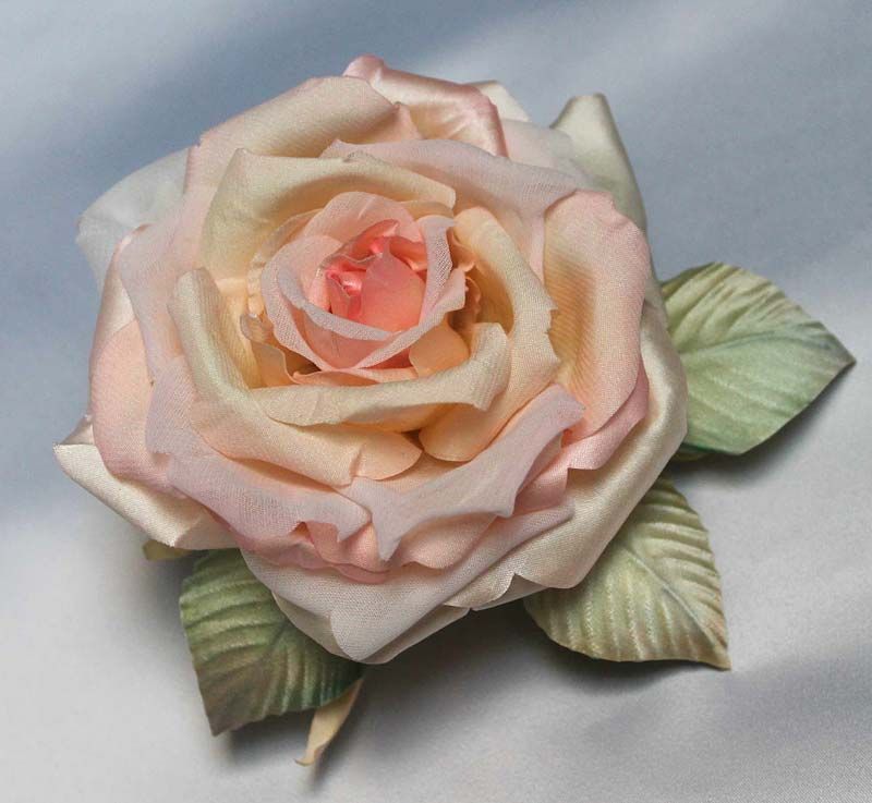 Роза персиковый аромат. Большая пышная, шикарная роза , очень похожа на настоящую, розово-персикового цвета. В диаметре примерно 11 см с листиками 12см.  Идеальна для вечернего или выпускного платья. - фото 2042312 Интернет-студия Hm-flowers - цветы ручной работы