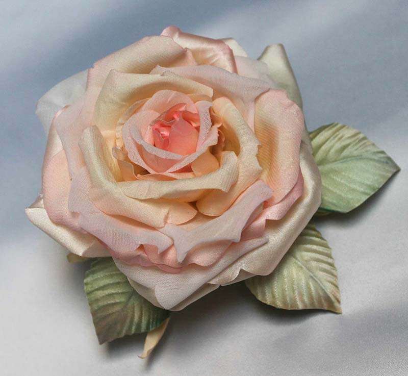 Роза персиковый аромат. Большая пышная, шикарная роза , очень похожа на настоящую, розово-персикового цвета. В диаметре примерно 11 см с листиками 12см.  Идеальна для вечернего или выпускного платья. - фото 2042312 Интернет-студия Hm-flowers - цветы ручной работы