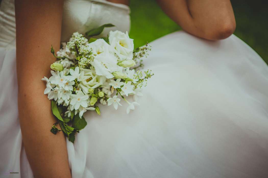 Букет невесты из белых эустом, матиолы и белой скиммии - фото 2087874 Glyanec Wedding. Ваше свадебное агентство