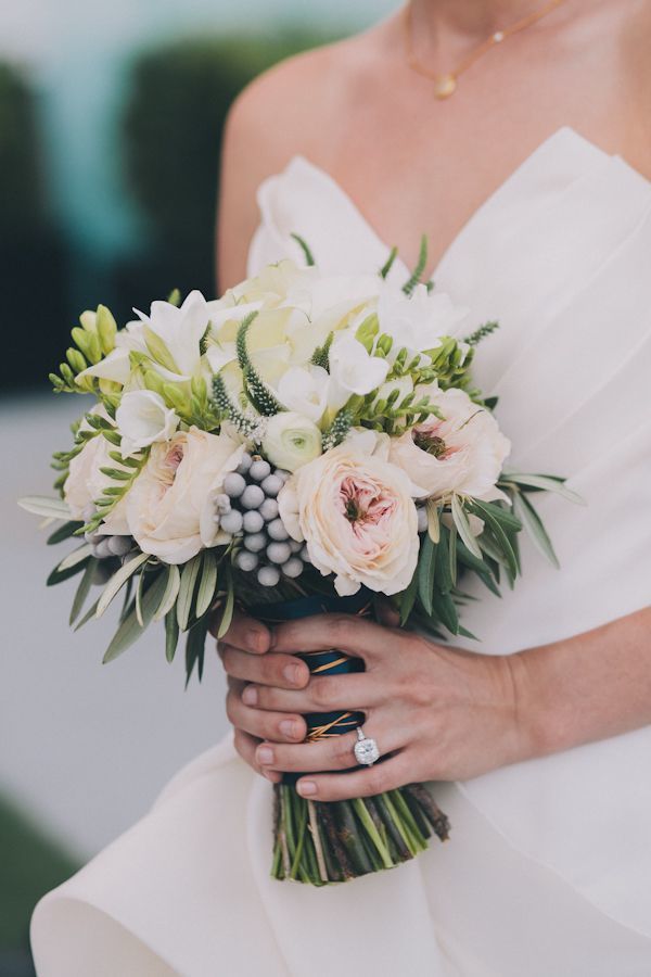 Букет невесты из белых и нежно-розовых роз, серой брунии и белых фрезий, зеленого эвкалипта  - фото 3465065 Wedding Piter выездная регистрация