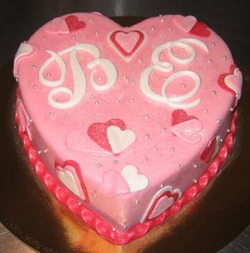Свадебный розовый торт в виде сердца с инициалами молодоженов - фото 2056948 Кондитерский цех  "Медвежьи сладости"