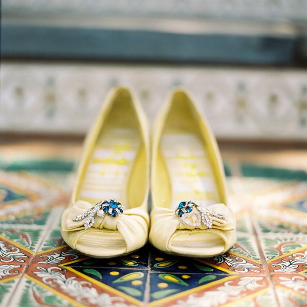 Желтые босоножки лодочка с открытым носком и бантиком на который подвешены стразы. - фото 2076912 Parki Wedding - организация свадеб