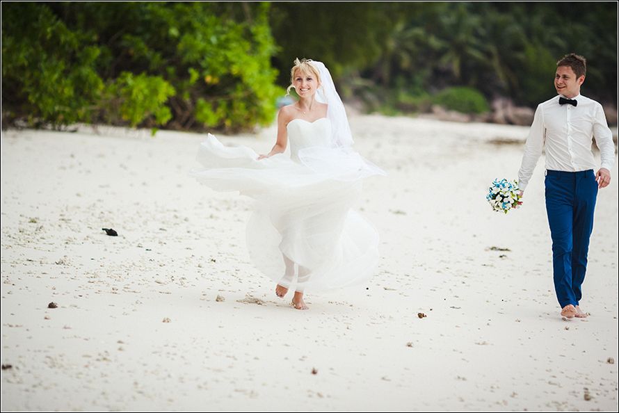 По берегу  идет невеста улыбаясь , босиком, в белом платье и фате   - фото 2384910 Сергей Торгашинов - свадебный фотограф