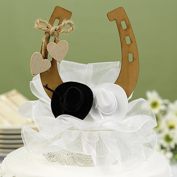 Белоснежный свадебный торт, сверху украшенный  белой подвязкой и декоративной подковой - фото 818897 smetan_ka (Танюша)
