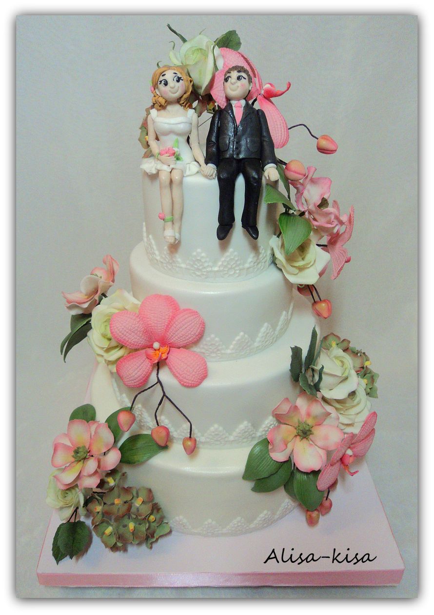 торт с цветами и молодыми (свадебная композиция с цветами и фигурками жениха и невесты (ручная лепка)) - фото 2142238 Alisa-Kisa создание тортов