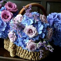 Букет подружек невесты из сиреневых роз, голубых гортензий и фиолетового лимониума