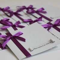 Свадебные пригласительные ручной работы для свадьбы в фиолетовом цвете. Дизайнерский картон, атласная лента. 
