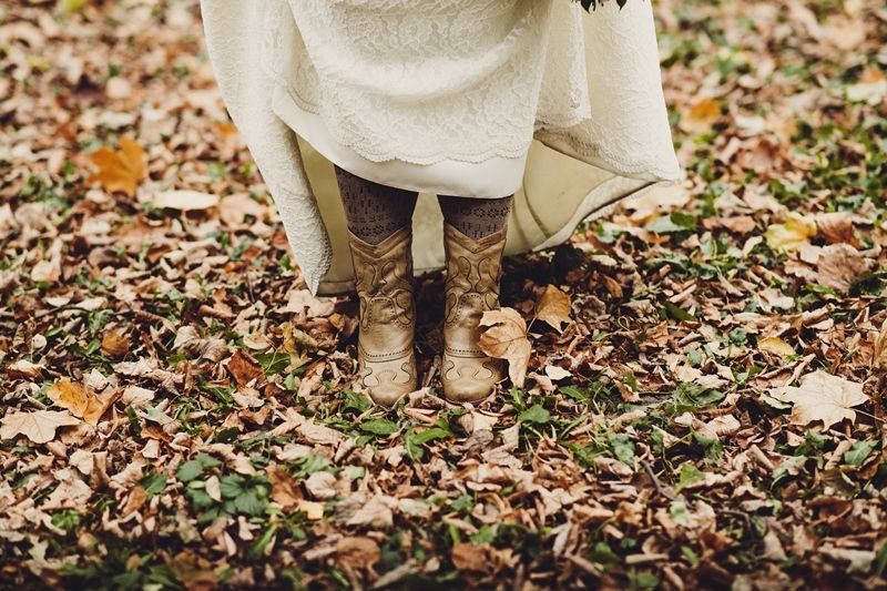 Невеста в белом длинном платье и коричневых сапожках стоит на опавших листьях - фото 3654607 alexk