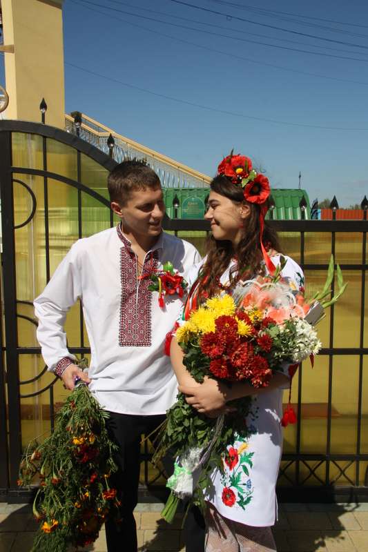 Жених и невеста, прислонившись друг к другу, стоят у ворот - фото 3195291 Ol4ik Kiev