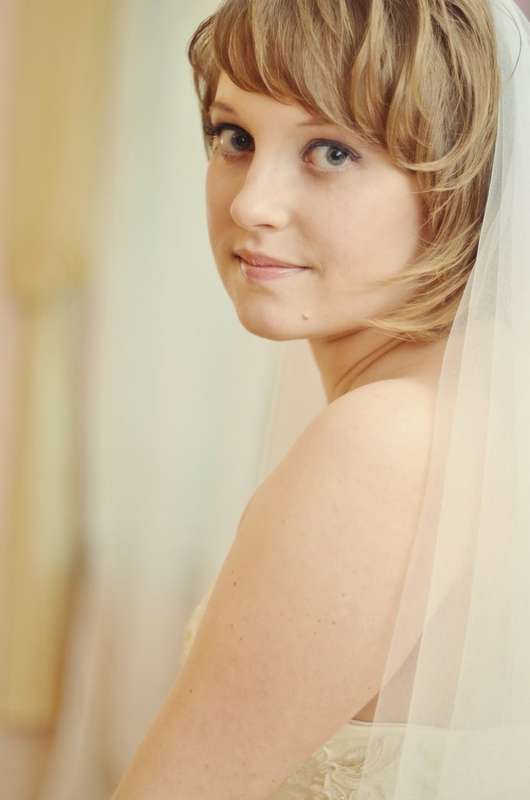 Романтический образ невесты выражен в прическе  в виде рваной стрижи с фатой - фото 2199480 Фотограф Юлия Манакова