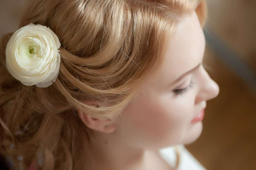 Волосы невесты украсила белая роза - фото 2399848 Свадебный стилист Эля Пиримова