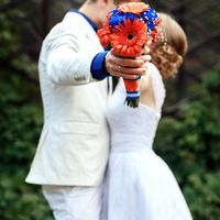 Букет невесты из оранжевых гербер и синих хризантем