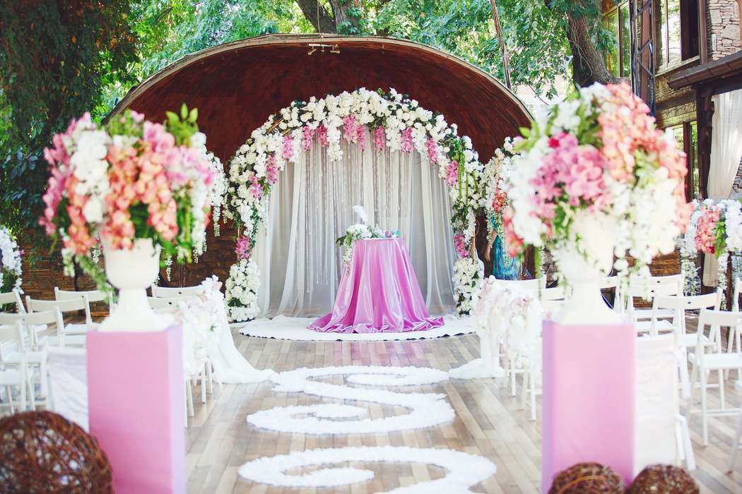 Классическая подковообразная свадебная арка обвитая живыми цветами,задрапированная белой тканью, на фоне стульев для гостей и - фото 3287065 Бюро Амурных Дел - выездная регистрация брака