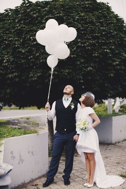 Жених и невеста, взявшись за руки, держат букет белых воздушных шаров - фото 3660033 Центр свадебного танца Ameli
