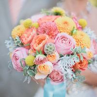 Букет невесты в розово-желтых тонах из роз и астр