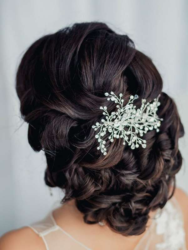 Причёску невесты украсила заколка в виде серебристой веточки со стразами - фото 2308752 Nata[lia]