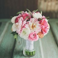 Букет невесты из ранункулюсов и астр в бело-розовых тонах
