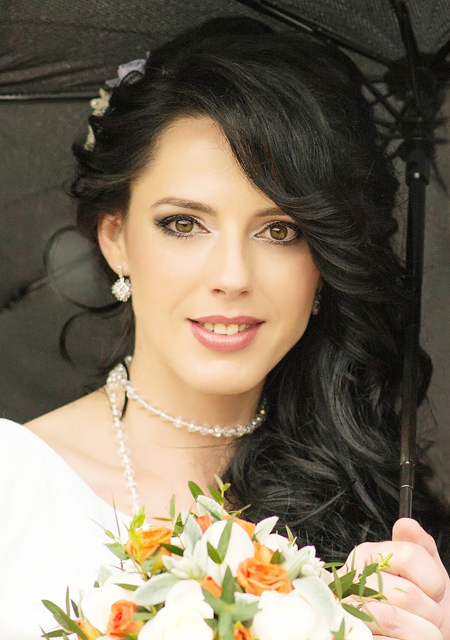  Свадебная прическа с цветами на длинные черные завитые волосы, придающая изысканность и свежеть, подчеркивая нежный и легкий - фото 2255636 Стилист Алина Сафонова