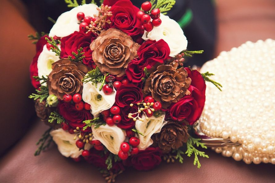 Зимний букет невесты из красных роз, белых ранункулюсов, красных ягод калины, зеленой туи и коричневых цветов из шишек  - фото 2658125 Fleren