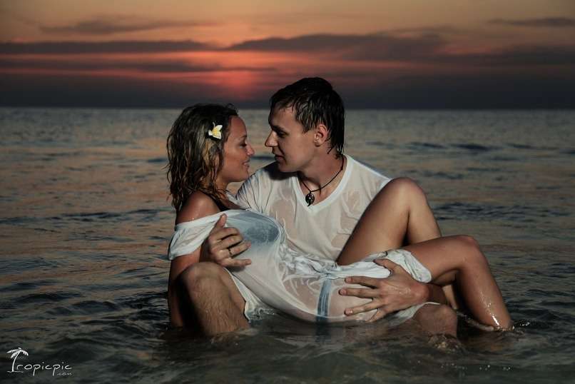 Жену на пляже муж смотрит. Влюбленные купаются в море. Страсть на море. Влюбленные на море. Пара купается в море.
