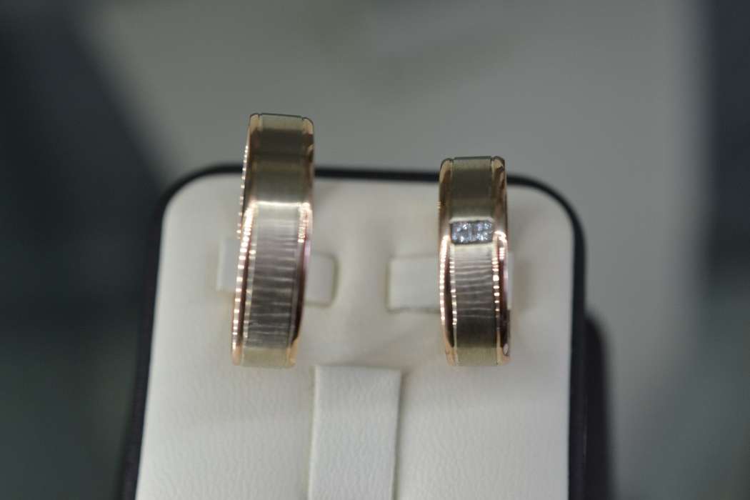Обручальные кольца из комбинированного золота 585, с бриллиантом - фото 2311734 Ювелирное ателье Октагон