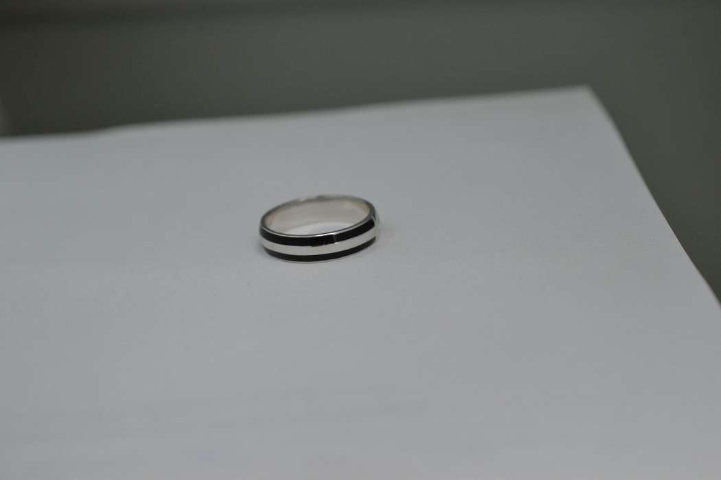Колечко из белого золота с черной эмалью и бриллиантом - фото 7495740 Ювелирное ателье Октагон