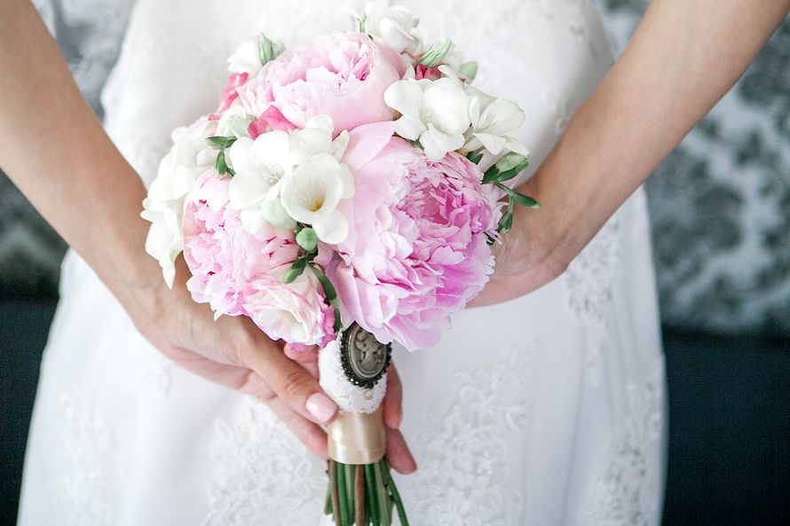 Букет невесты из белых фрезий и розовых пионов, декорированный бежевой атласной лентой и брошью  - фото 2927513 JuliK:)