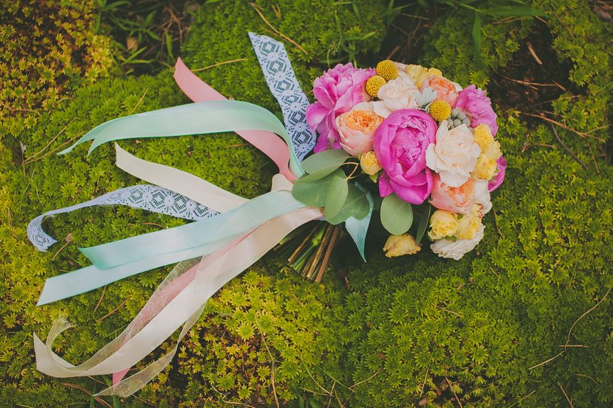 Букет невесты из розовых пионов, розовых и желтых роз, белых гвоздик и зеленого котинуса, декорированный розовыми, зелеными и - фото 2754591 Фотограф Юлианна Потанина