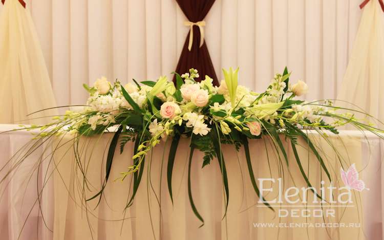 Композиция для стола из кремовых роз, белых орхидей дендробиум, матиолы, папоротника, берграса и зелени. - фото 2698129 Студия декора событий "Elenita Decor"