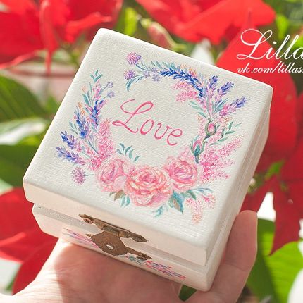 Белая коробочка для колец с росписью цветами и надписью Love. 