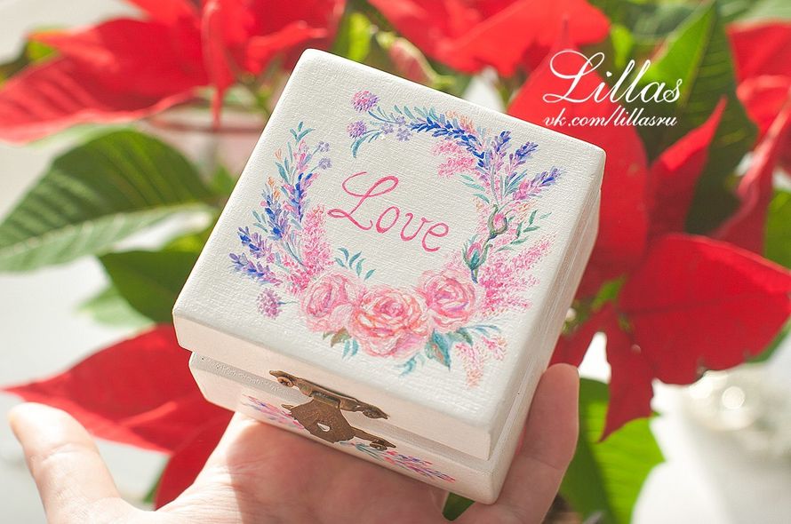 Белая коробочка для колец с росписью цветами и надписью Love. 