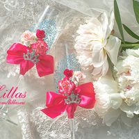 Свадебные бокалы в цвете фуксия с цветами и росписью