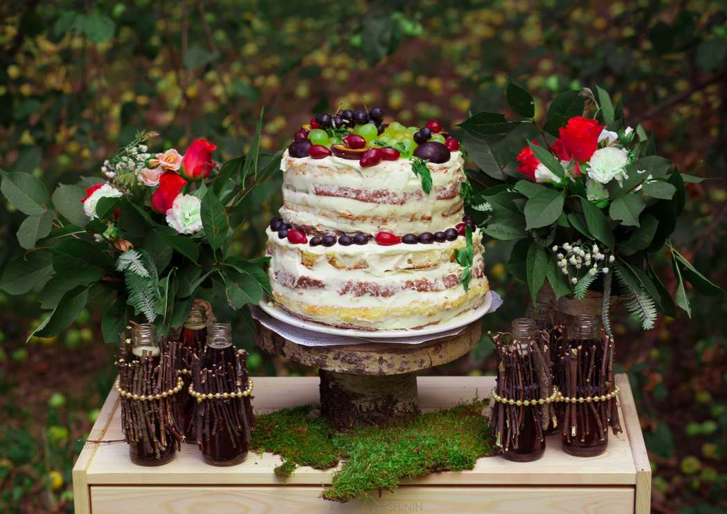 Двухъярусный свадебный торт, наполовину бисквитные, наполовину шоколадные коржи, белый крем, сверху украшен ягодами. - фото 2985215 Фотограф Камиль Вершинин