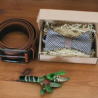 Кожаный ремень, коробка в которой  галстук-бабочка и бутоньерка из