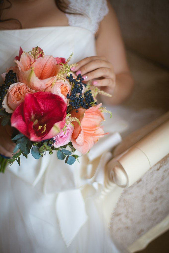 Букет невесты из розовых амариллисов, зеленого эвкалипта, розовых роз, белой астильбы и черных ягод вибурнума  - фото 2944689 Цветочная мастерская Черника