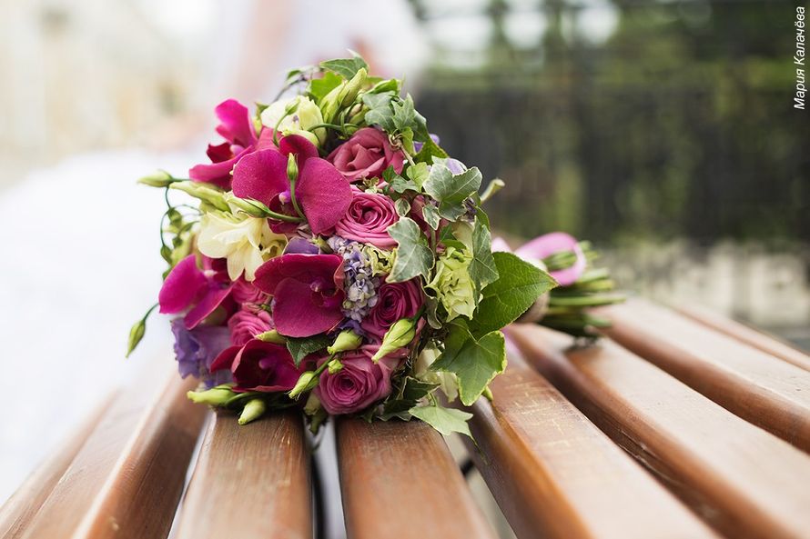 Букет невесты из розовых роз, орхидей и белых фрезий, декорированный зеленым плющом   - фото 1030971 Цветочная мастерская Любови Ветровой