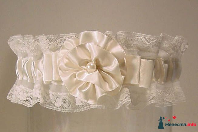 Бежевая кружевная подвязка невесты с атласной лентой и бантом с атласным цветком из ленты - фото 201255 vendetta712