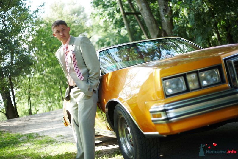 Желтый "Кадилак" на фоне парковой зелени, рядом с женихом. - фото 178998 Невеста01