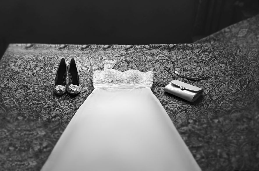 Туфли, свадебное платье и сумочка невесты - фото 2497191 Свадебный фотограф Бондаренко Лилия