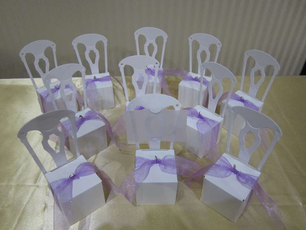 Оригинальные бонбоньерки в виде стульев для сиреневой и фиолетовой свадьбы, украшенные ленточками. - фото 2410809 Арт-группа "Оскар" - организация свадьбы