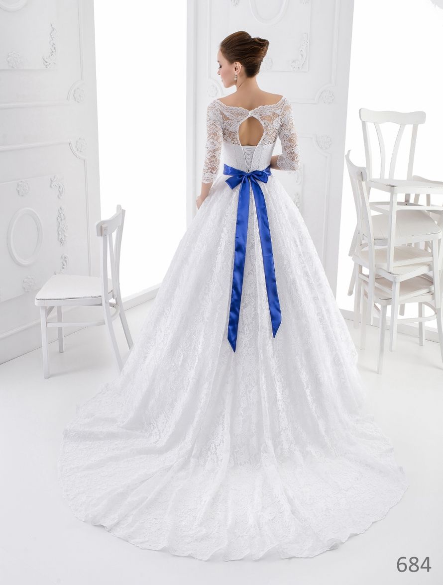 Свадебное платье с голубым поясом